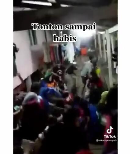 Over Load, Panggung Rumah Ini Roboh Seketika Saat Semua Orang Asyik Main dan Nonton!