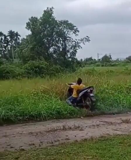 Akibat Sok Bisa, Bocil Ini Akhirnya Nyungsep Ke Semak - Semak