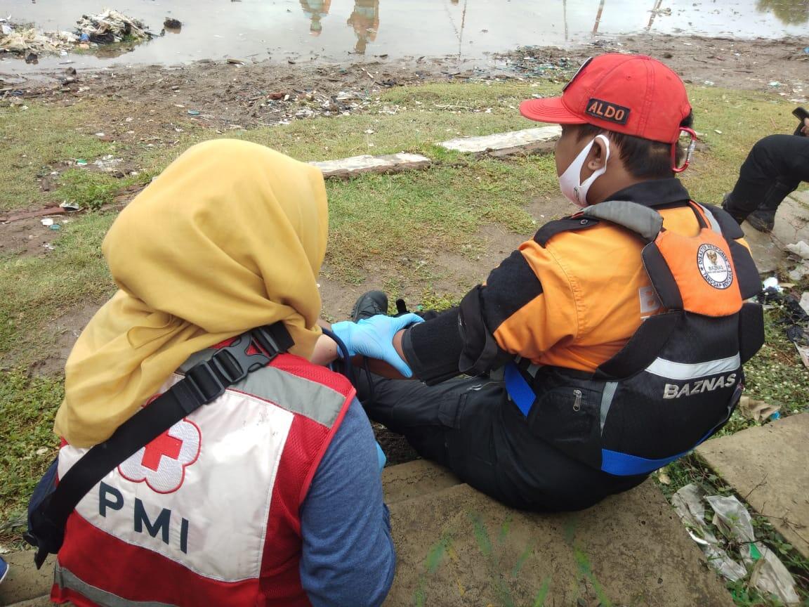 PMI Kota Tangerang Cek Kesehatan Tim Penyelam di Posko Tanjung Kait