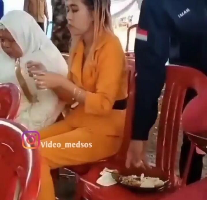 Cewek Ini Makan Di Acara Nikah!! Belum Selesai Udah Diambil, Kamu Pernah Ngerasain?