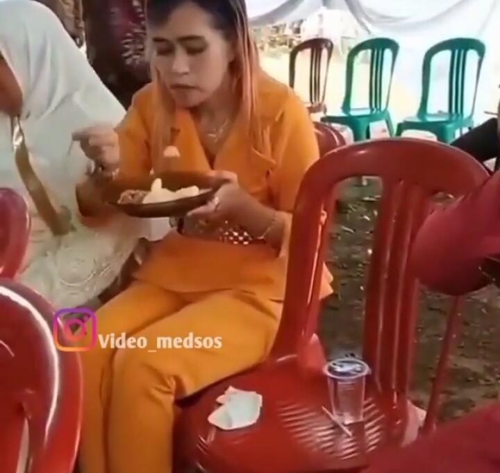 Cewek Ini Makan Di Acara Nikah!! Belum Selesai Udah Diambil, Kamu Pernah Ngerasain?