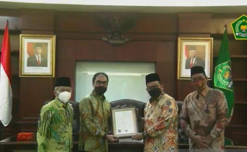 Kemenag Serahkan Sertifikat Halal Vaksin ke Bio Farma