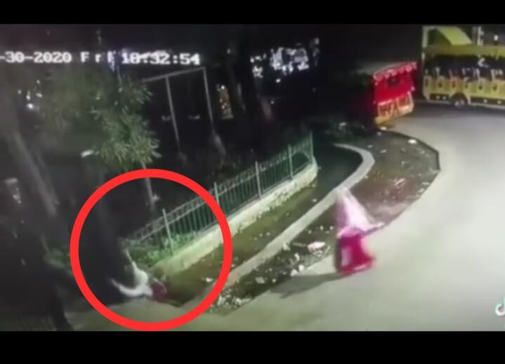 Ngakak tapi Kasihan, Bocah Ini Nyebur dan Nabrak Dinding! Salfok Kerudung Pink Gan