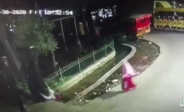 Ngakak tapi Kasihan, Bocah Ini Nyebur dan Nabrak Dinding! Salfok Kerudung Pink Gan