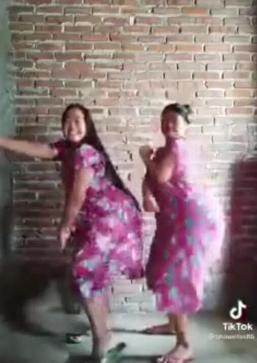 Gokil! Aksi 2 Emak Goyang TikTok Ini Bikin Ngakak, Netizen: Alhamdulillah Nambah Imun
