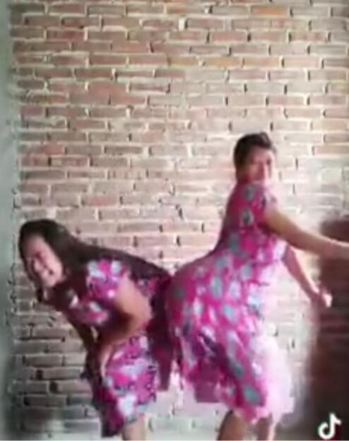 Gokil! Aksi 2 Emak Goyang TikTok Ini Bikin Ngakak, Netizen: Alhamdulillah Nambah Imun