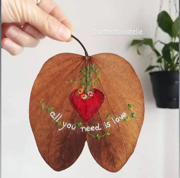Menyulam pada Kain Sudah Biasa, Apa Jadinya Bila di Atas Daun? Inilah Hasilnya!