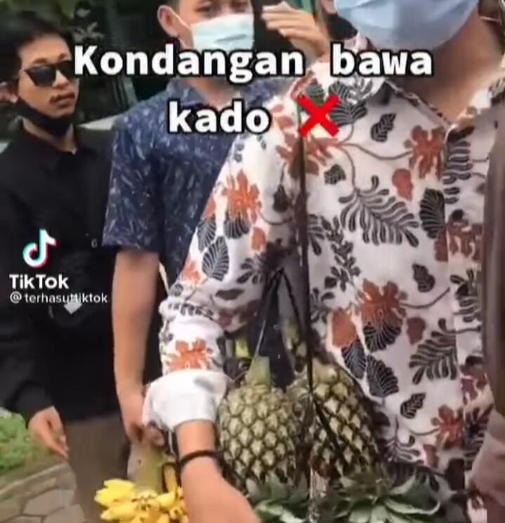 Anti Mainstream! Para Pria Ini Bawa Hasil Bumi Sebagai Kado ke Pernikahan Temannya