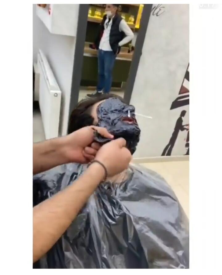 Cara Pelayan Salon Ini Buat Netizen Meringis, Kok Bisa? Lihat Aksinya!