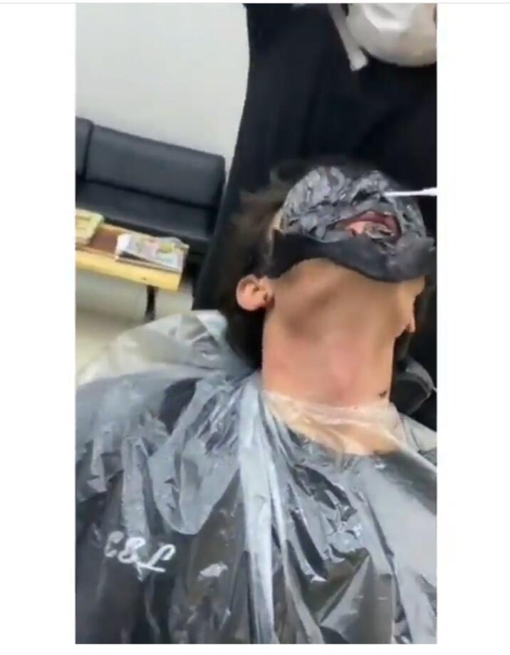 Cara Pelayan Salon Ini Buat Netizen Meringis, Kok Bisa? Lihat Aksinya!