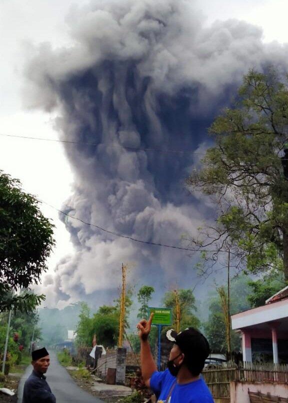 Video dan Foto-foto Awan Panas Gunung Semeru