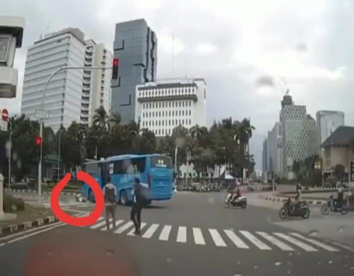 Akibat Menerobos Lampu Merah, Kang Ojol Terlindas Bus Trans Jakarta! 