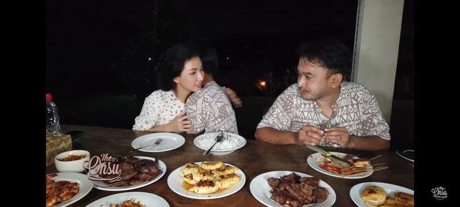 Sebut Bundanya Masih ABG, Betrand Petong Sentuh Wajah Sarwendah.