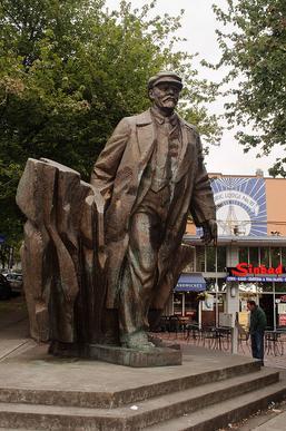 Patung Lenin. Tersebar dimana-mana dan membawa banyak kontroversi