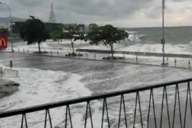 Selama 13 Tahun Baru Kali Ini Terjangan Gelombang Laut Masuk Lobby Mal Mantos