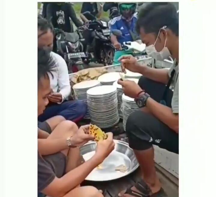 Anti Bosan Club, Para Pemuda Ini Main Domino di Atas Mobil Bak!