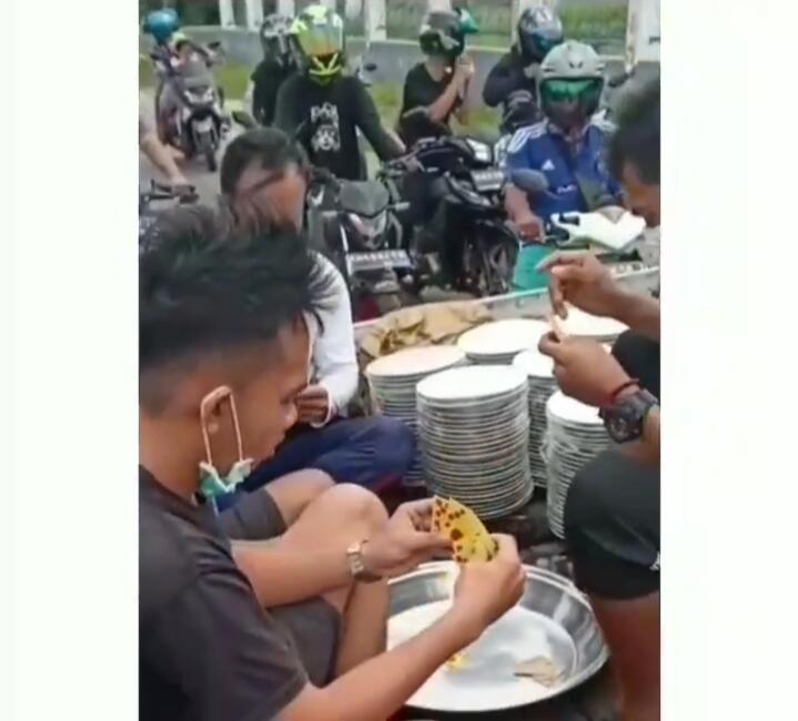 Anti Bosan Club, Para Pemuda Ini Main Domino di Atas Mobil Bak!