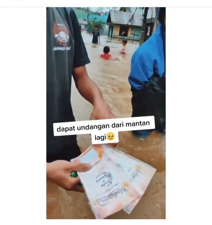 Apes! Pria Ini Udah Kena Banjir Dapat Undangan Dari Mantan, Netizen : Tenggelamkan!