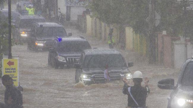 Rombongan Mobil Jokowi Terendam Banjir Kalsel