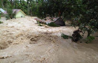 Detik-detik Seorang Pria Lari Dikejar Terjangan Banjir, Netizen: Kenapa Gak Manjat?