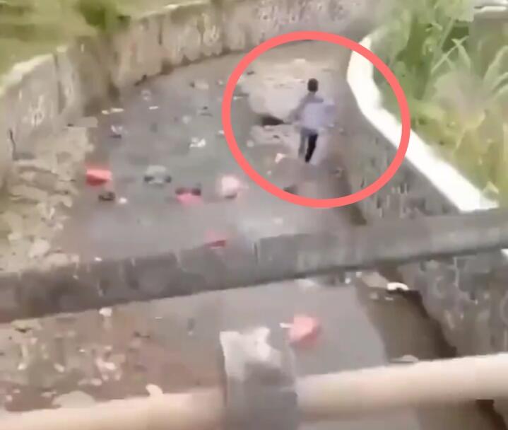 Detik-detik Seorang Pria Lari Dikejar Terjangan Banjir, Netizen: Kenapa Gak Manjat?