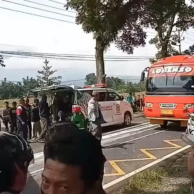 Mengerikan!! Detik-Detik Bus Terguling Ketika Menghindari Motor, Bikin Merinding