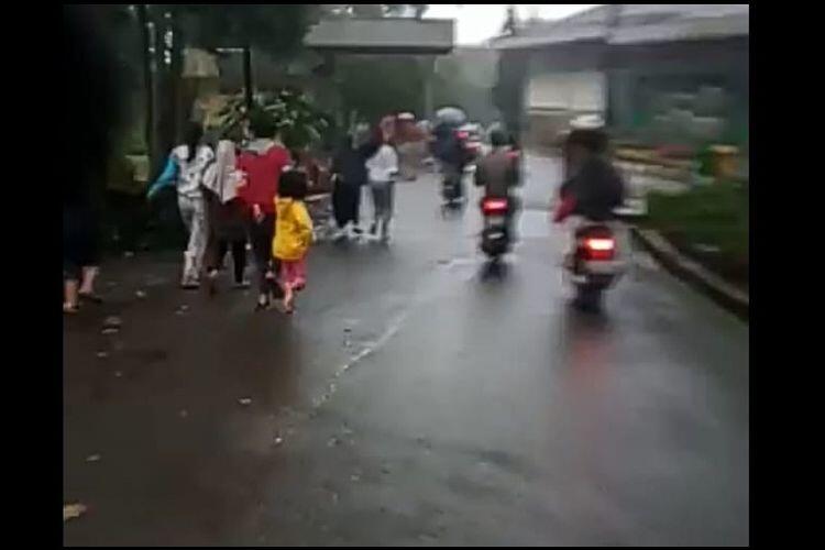 Viral Video Banjir Bandang di Puncak Bogor, Warga Panik Berlarian Menyelamatkan Diri