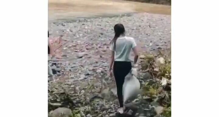 Viral Satu Keluarga Lepaskan Dua Karung Besar Berisi Ikan Lele Ke Sungai! Biar Apa?