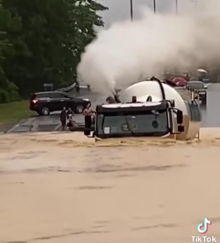 Viral Truck Tangki Besar Terjang Banjir dengan Santai, Membuat Semua Orang Terpana!