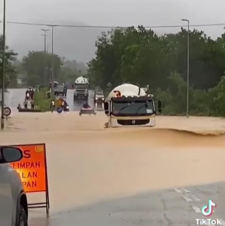 Viral Truck Tangki Besar Terjang Banjir dengan Santai, Membuat Semua Orang Terpana!
