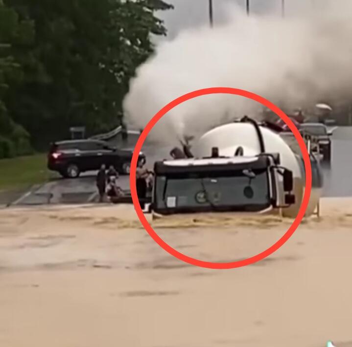 Viral Truck Tangki Besar Terjang Banjir dengan Santai, Membuat Semua Orang Terpana!