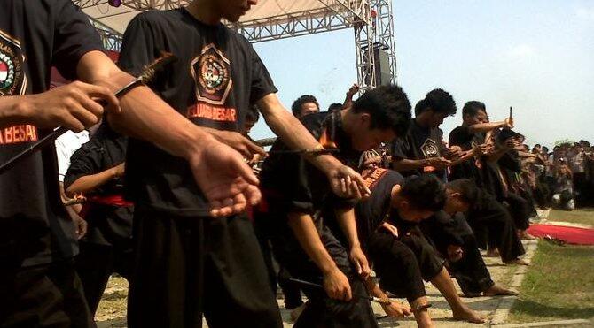 &#91;COC Reg. Banten Kulon&#93; Tradisi Debus Yang Mengerikan Bernuansa Islam