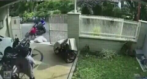 Entah Apa Yang Merasuki Si Anjing, Datang-datang Langsung Ingin Menyerang Kang Kurir