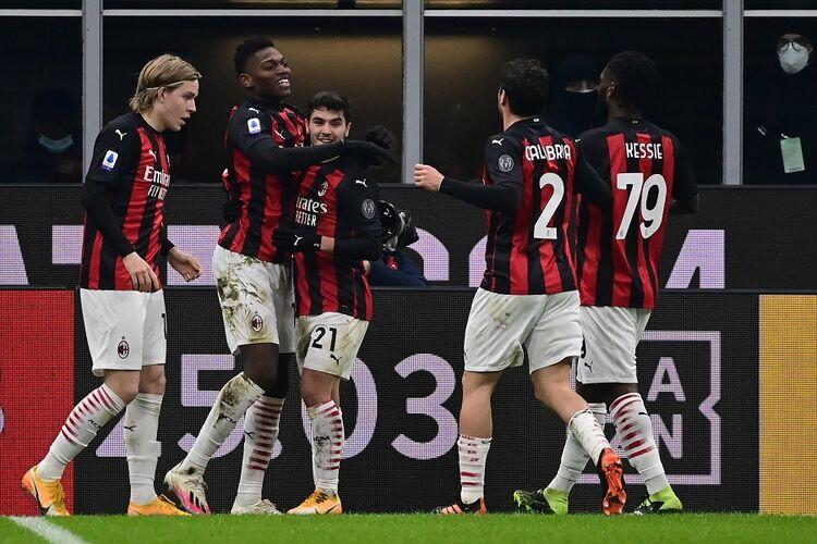 Punya Dua Striker Gaek, AC Milan Masih Menjadi Tim Paling Muda