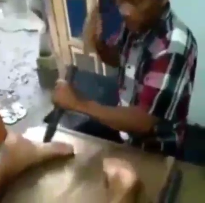 Ngilu!! Bapak2 Mijat Pake Palu Dan Pahat, Netizen : Mijat Atau Mahat Orang Nih?