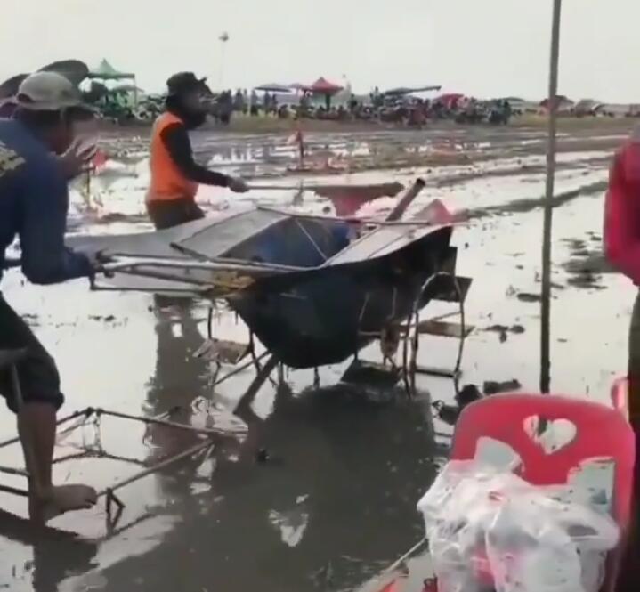 Anti Mainstream, Bapak-bapak Ini Balap Traktor di Sawah! Seru Bebas Tilang Gan