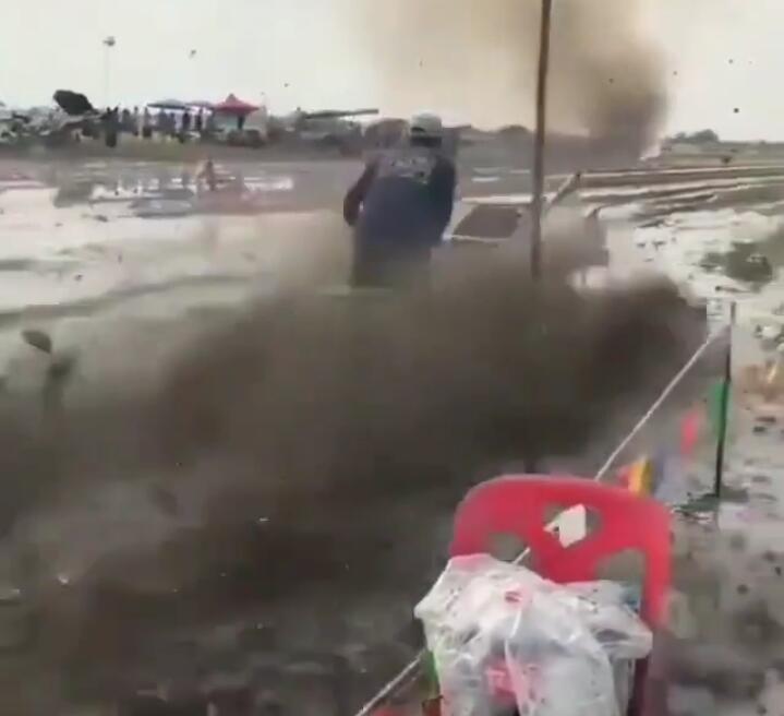 Anti Mainstream, Bapak-bapak Ini Balap Traktor di Sawah! Seru Bebas Tilang Gan