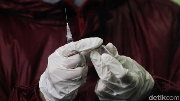 Satu Orang Pingsan Usai Vaksin COVID-19 di Jateng, Ganjar Pastikan Tak Bahaya
