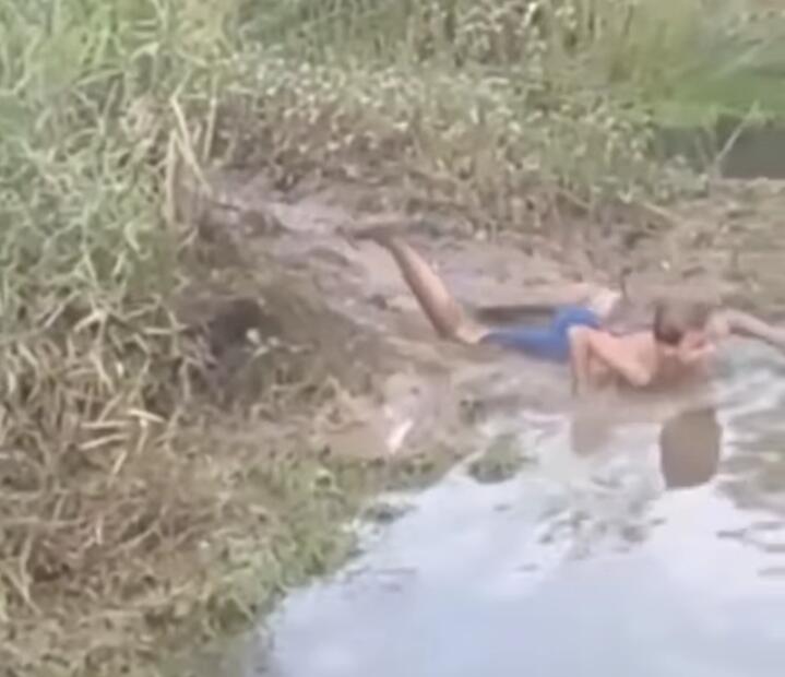 Dengan Kocaknya Pria Ini Bertingkah Laku Seperti Buaya, The Real Buaya Darat!