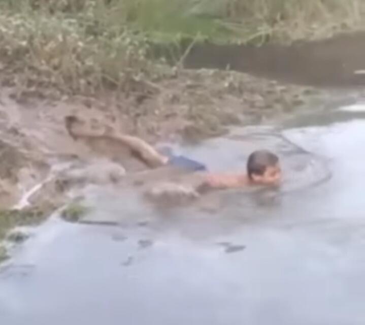 Dengan Kocaknya Pria Ini Bertingkah Laku Seperti Buaya, The Real Buaya Darat!