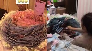 Viral! Wanita Ini Dapat Hadiah Bucket Uang 80 Juta Rupiah, Pacarnya Sultan? 