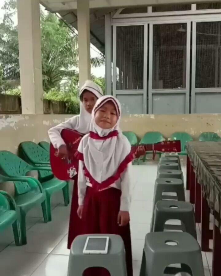 Lewat Lagu 2 Siswi SD Mencurahkan Isi Hatinya Kepada Presiden