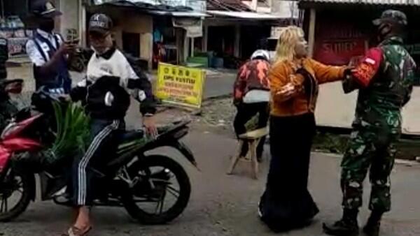 Viral Video Emak-emak Ngamuk Ditegur TNI Gegara Tak Bermasker