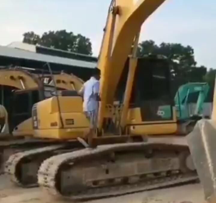 Bukan Treadmil, Pria Ini Jogging di Roda Excavator! Sehat Itu Gak Ribet GanSis