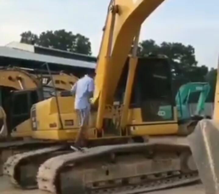 Bukan Treadmil, Pria Ini Jogging di Roda Excavator! Sehat Itu Gak Ribet GanSis