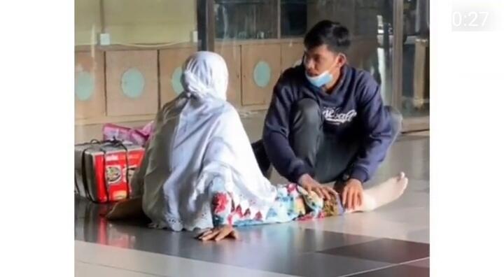 Bikin Haru, Pria Muda Pijiti Kaki Ibunya yang Duduk Kelelahan di Bandara! Contoh Baik