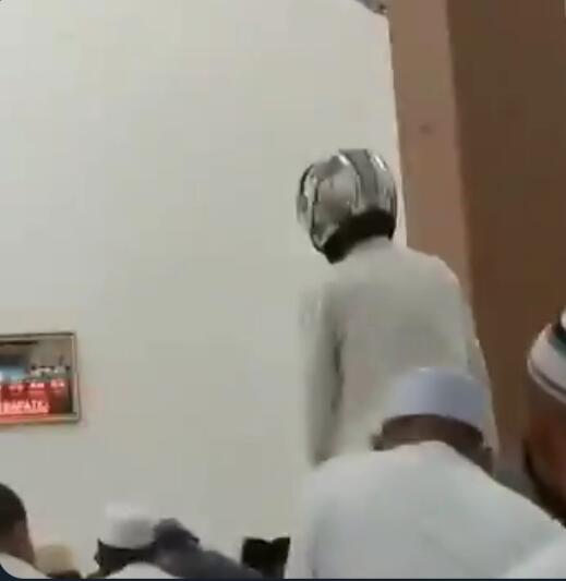 Kocak bin Ngakak! Bapak-bapak Kurang Fokus Sampai Lupa Pakai Helm di Dalam Masjid