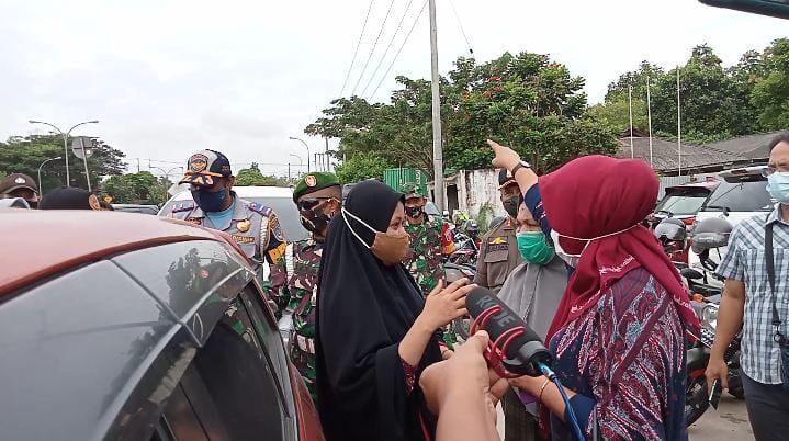 Heboh Ibu-ibu Tolak Rapid Antigen Saat Ingin Masuk ke Balikpapan