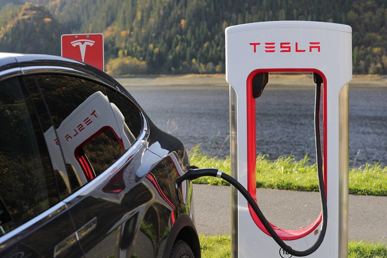 5 Kelebihan Menggunakan Kendaraan Listrik, Tesla Lebih Menantang