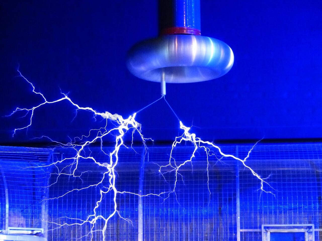 5 Kelebihan Menggunakan Kendaraan Listrik, Tesla Lebih Menantang